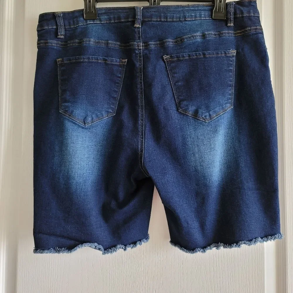 Bermuda shorts - Picture 2 of 3